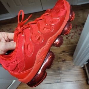 Nike vapormax plus triple red